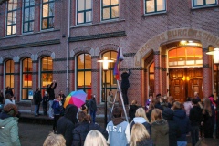 Regenboogvlag ophangen